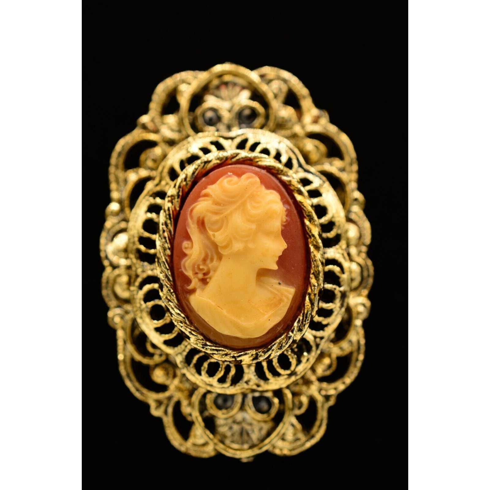 Gerry's Vintage Cameo Pin Brooch Antiqued Gold Oval Chunky Signed 1980s Bin5a